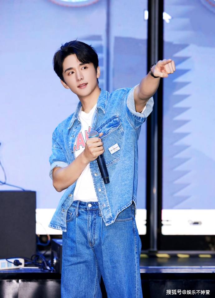 张新成从小就是学霸,家境优渥,高中时代就非常刻苦,几乎是三点一线,不