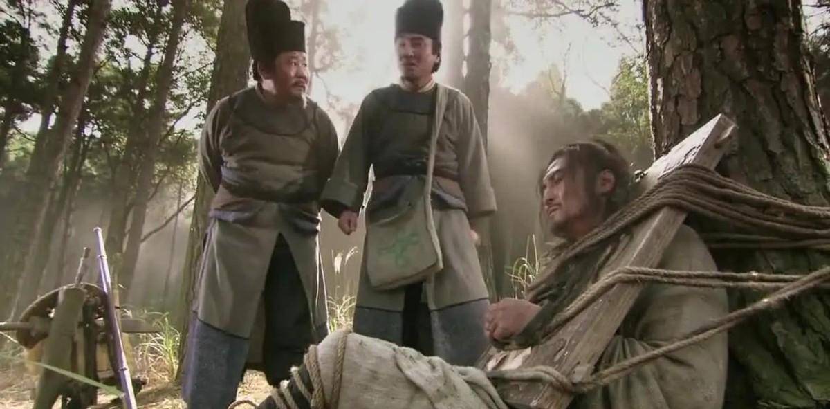 都曾深受此刑之苦,腰挂佩刀,手握水火棍的衙役一前一后押送着颈带枷锁