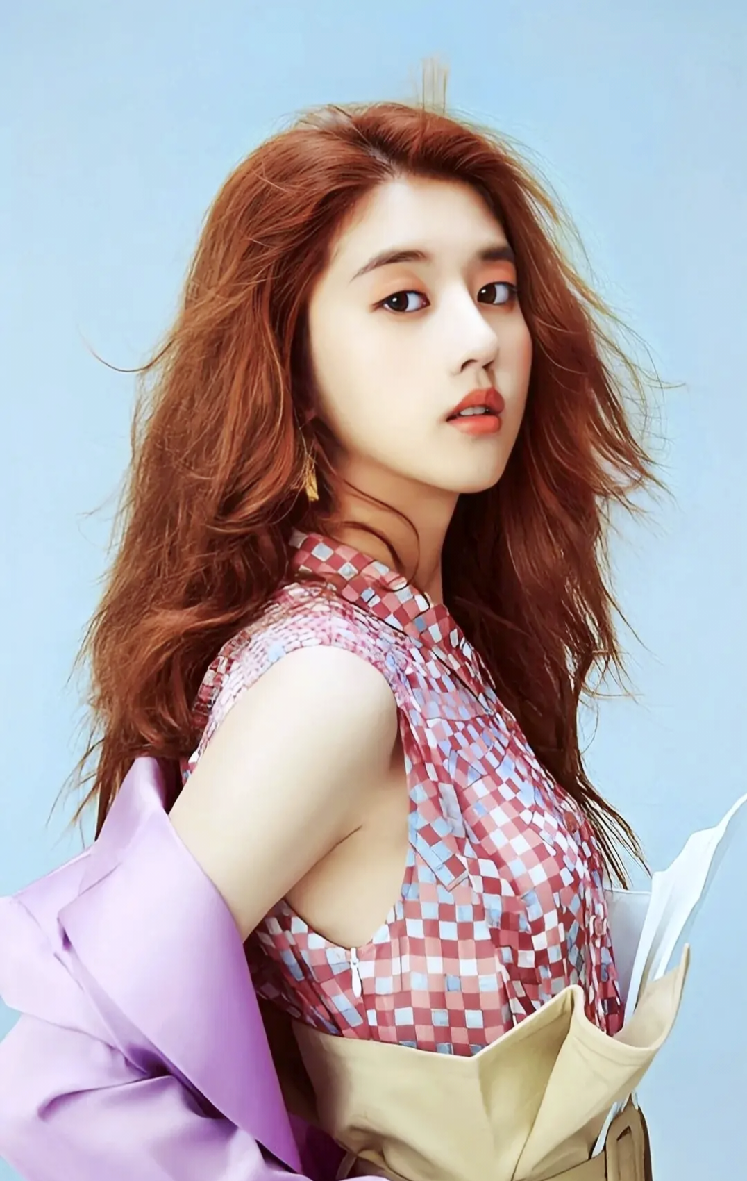 李凯馨清秀俏丽,洋溢着少女的娇美与活力,散发出青春的魅力