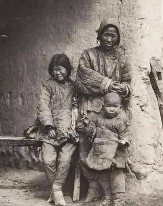 清末真实照片,赤着脚,衣不蔽体讨饭的孩子,戴着沉重的木枷_百姓_清朝