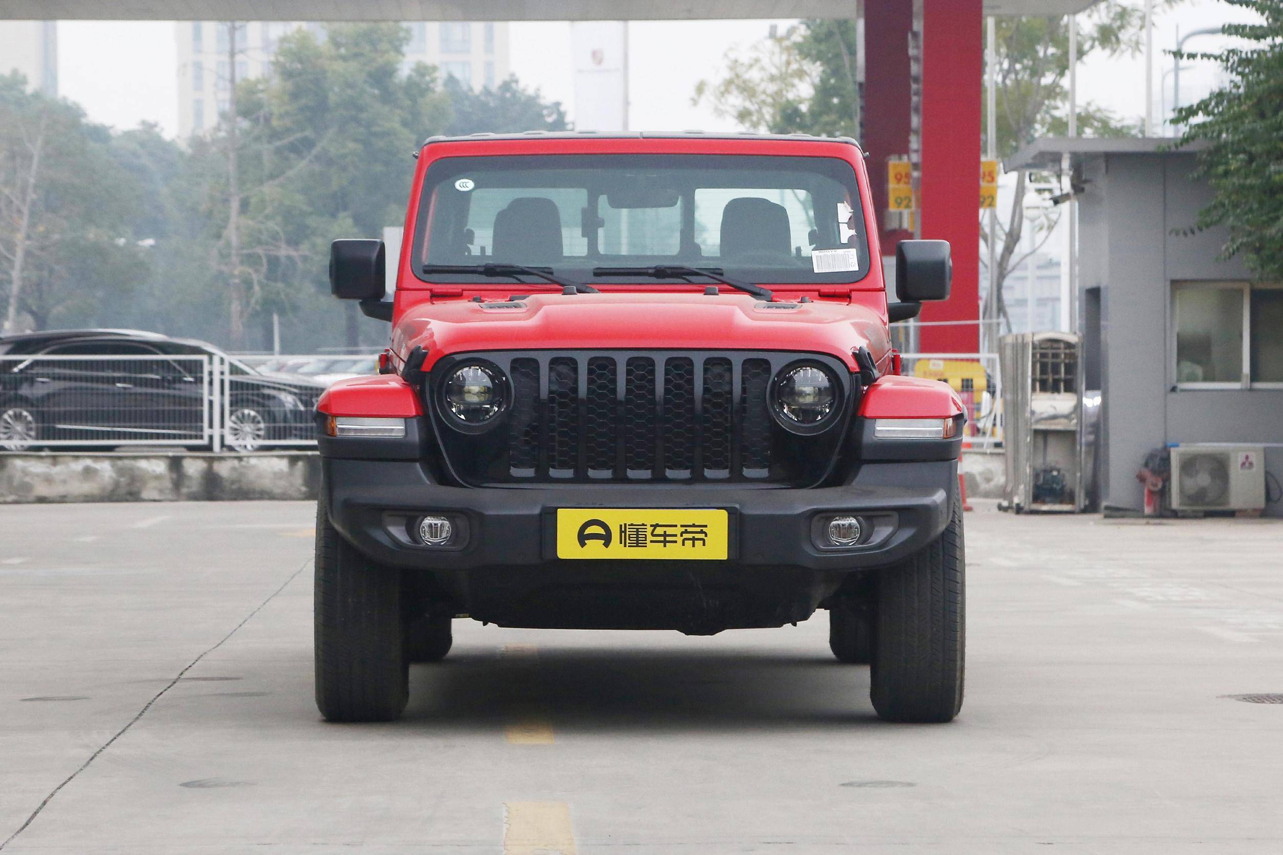 涨2万元/售价46.99万元，JEEP角斗士价格调整，搭载3.6升发动机