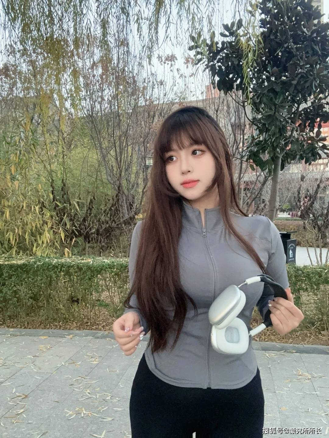 36d极品微胖尤物晨跑健身穿搭:时尚又轻松透气 凸显完美曲线_运动