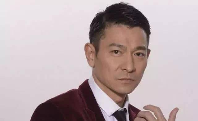 红了40年的刘德华,为什么总被人说"半桶水","刘三首"?