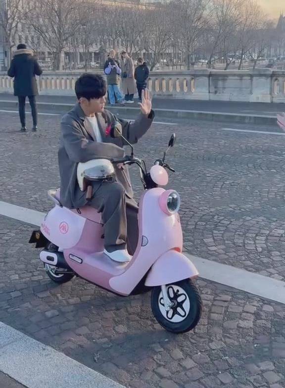 周杰伦喜提新代言,粉丝不夸奖反倒追着嘲笑他_电动车_偶像_视频