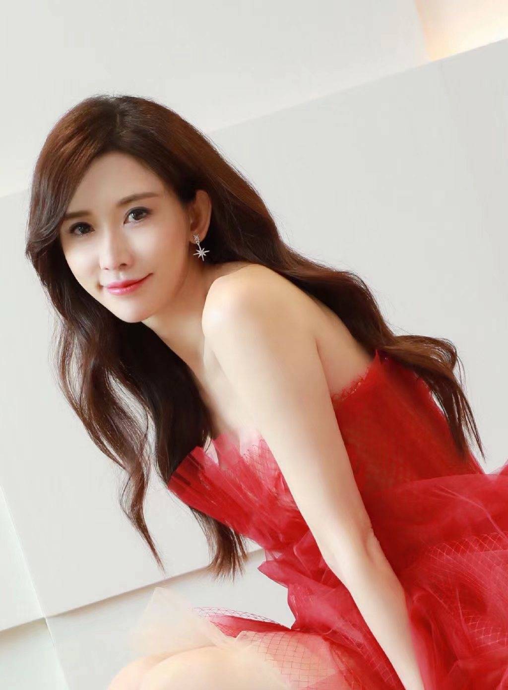 林志玲两次穿裙子的谜之操作,让家暴一词成为身上揭不掉的标签_形象