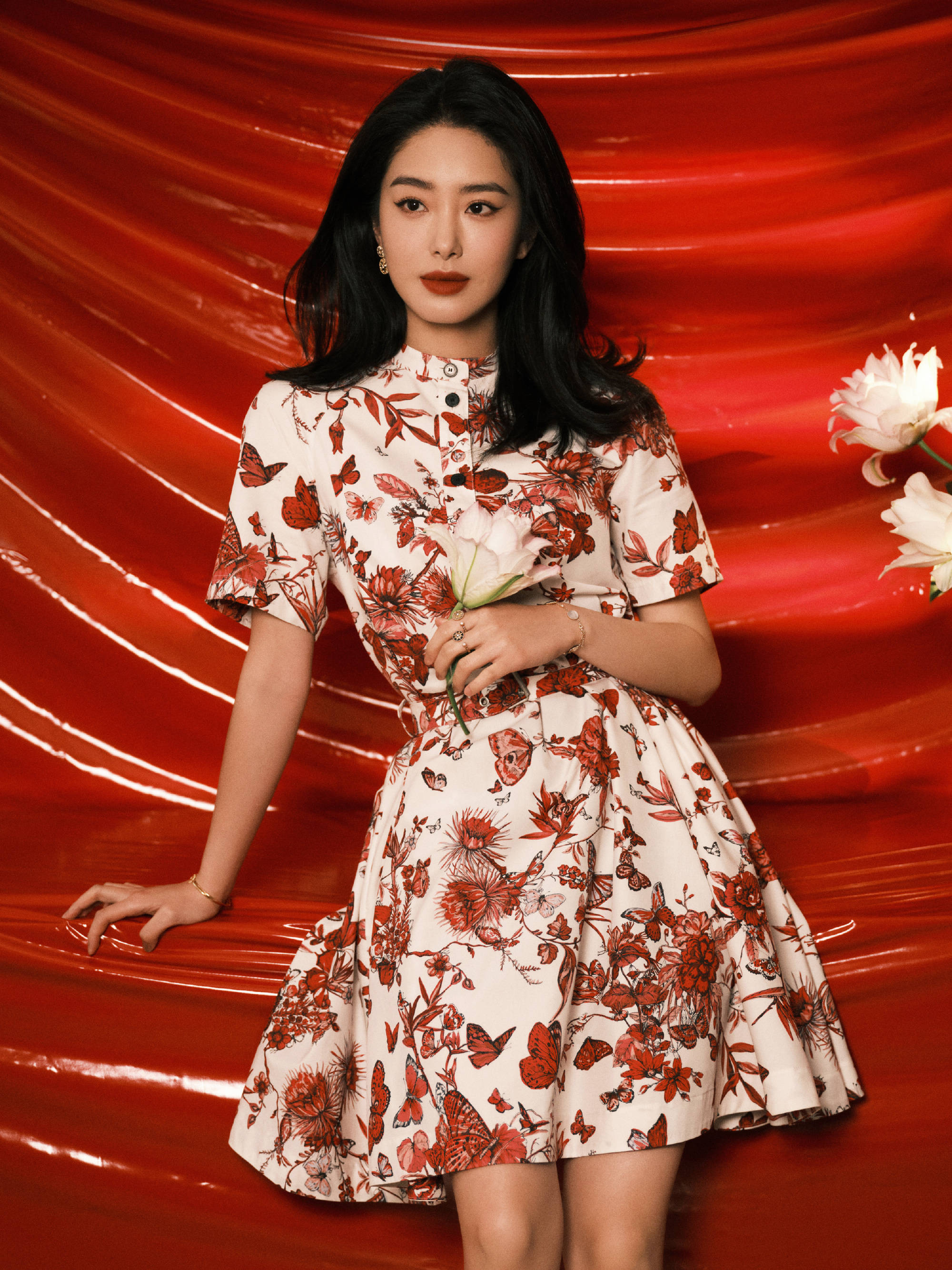 杨采钰身着蝴蝶连衣裙优雅明媚 一抹红唇美艳大方-搜狐大视野-搜狐新闻