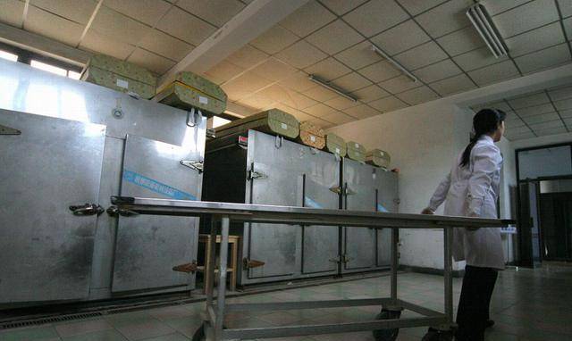 吴婧婧正在工作,突然接到一个陌生的电话,对方自称是深圳市殡仪馆的