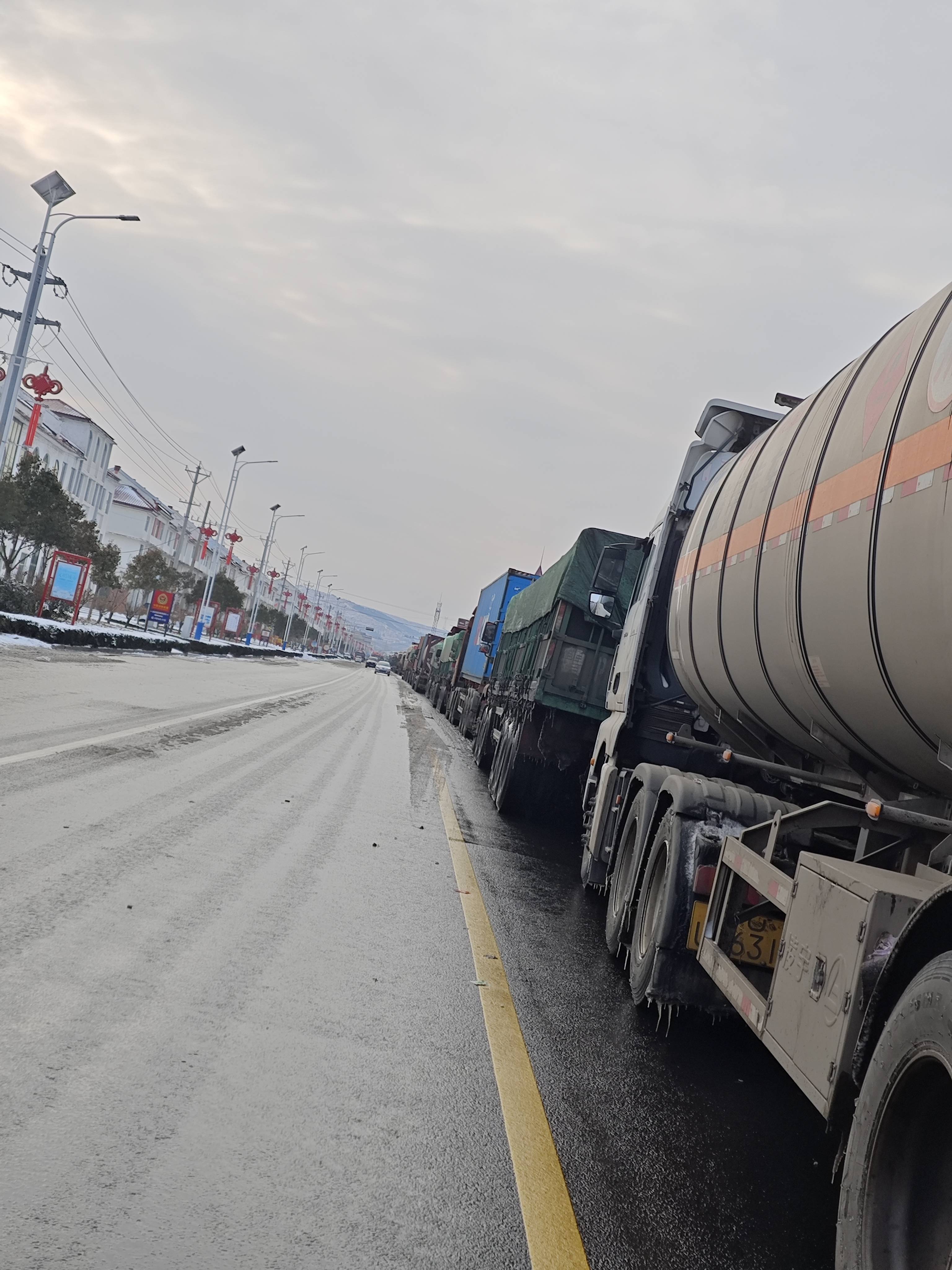 2024年的第一场雪_公路_母亲_大车