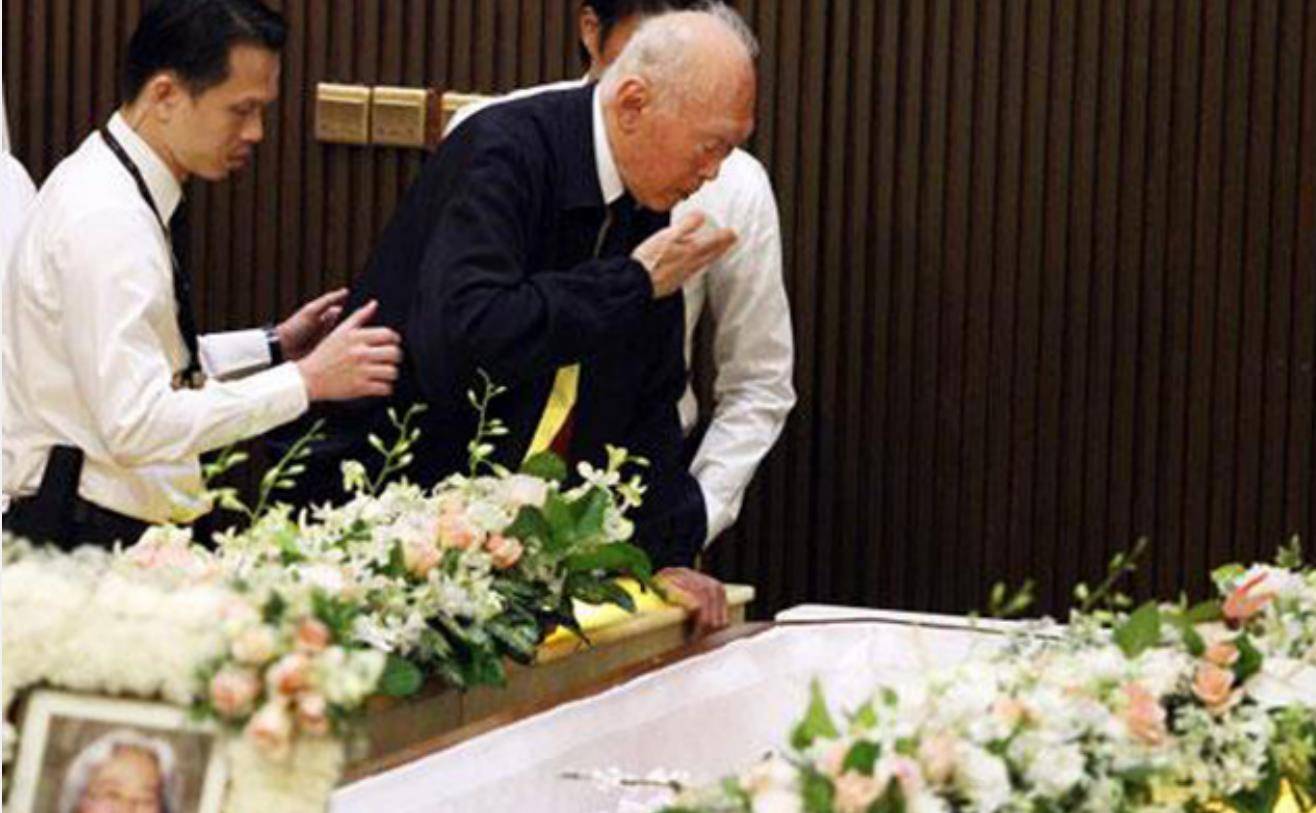 从竞争对手到心灵伴侣,63年旷世恋情,葬礼上李光耀两次吻别爱妻