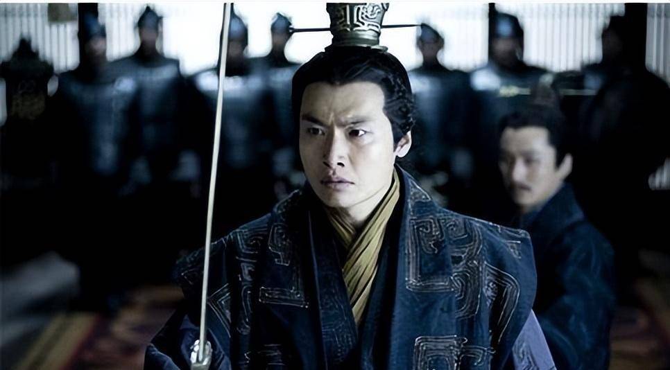 秦始皇看到上书,勃然大怒,于是将扶苏发配,让他前往上郡监督大将军