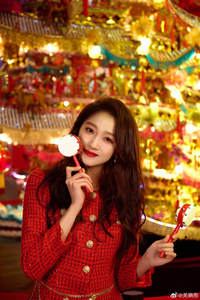 关晓彤晒照宣传非遗文化,大红穿搭超喜庆,笑容甜美迷人似初恋