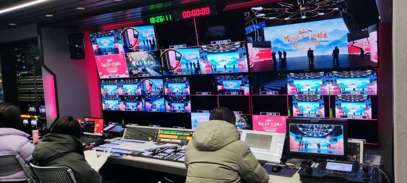 智能摄像轨道机器人st-2100用于泸州电视台春晚拍摄_镜头_运动_升降