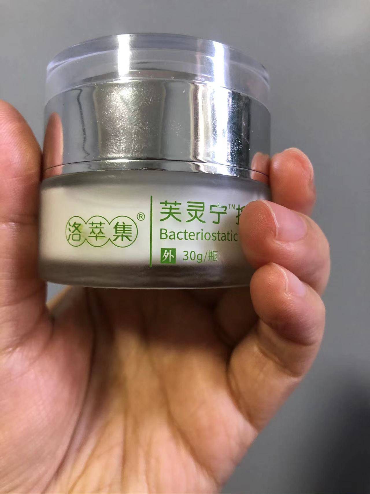 这个湿痒膏是纯植物萃取的,尤其是它里面的冬青油的植物成分能够修复