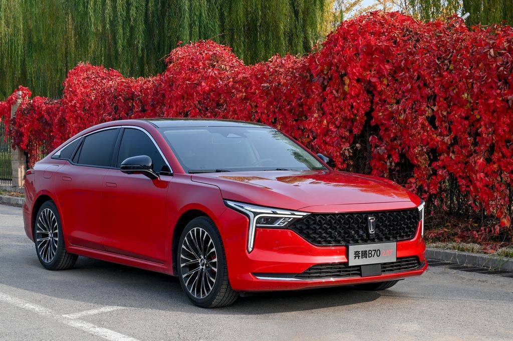 轴距2800mm,前后轮胎规格均为225/50 r18