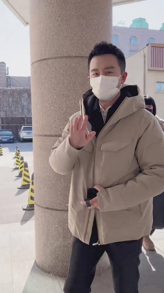 黄轩春晚彩排花絮曝光 穿的像教导处主任一样 网友吐槽像过气明星