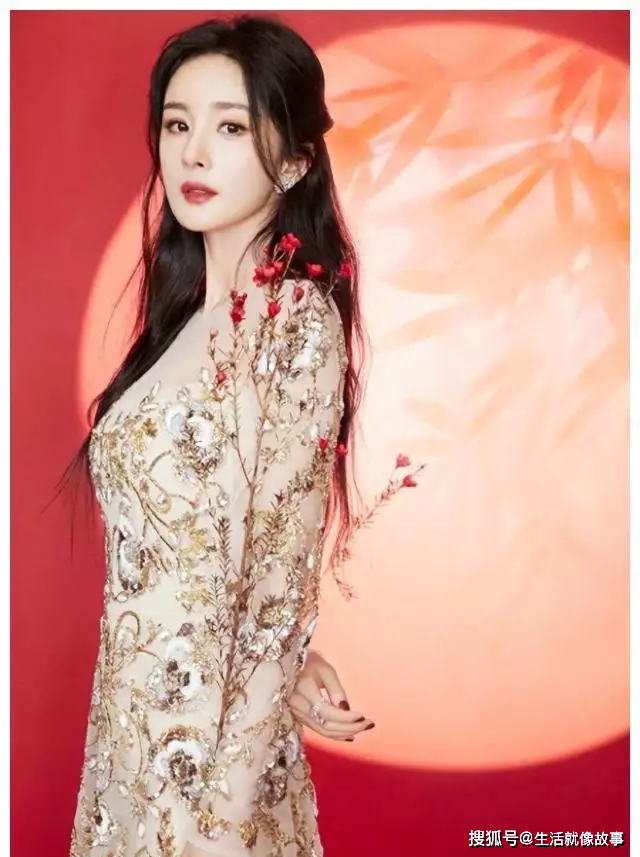 杨幂惊艳亮相,紧身透视裙勾勒完美曲线,散发迷人少妇魅力