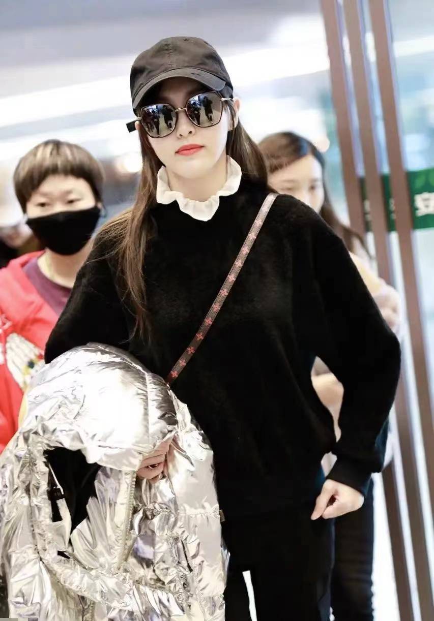唐嫣惊艳现身,银色羽绒服成时尚焦点_造型_气质_黑色