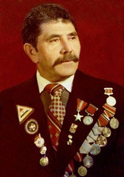 1922年,伊萨耶夫诞生于苏联的阿塞拜疆加盟共和国哈萨克区的萨哈利村