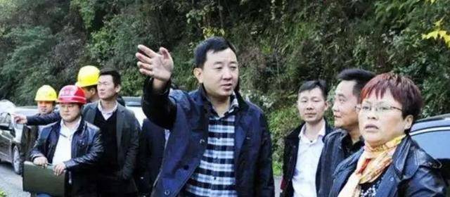 陈行甲:强硬反腐第一人,中国最牛县委书记为何突然辞职人生转场_巴东