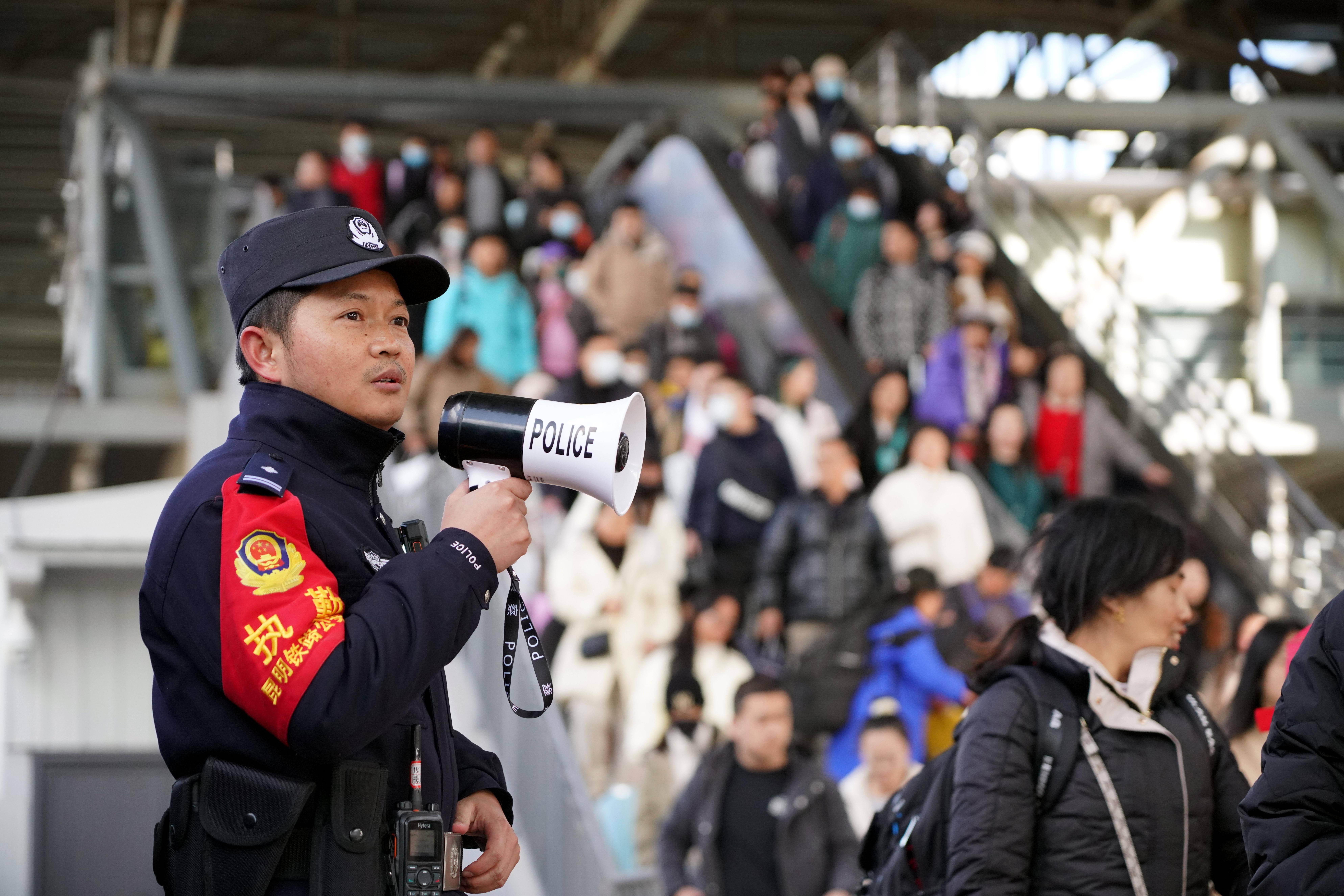铁路公安迎对客流高峰确保旅客安全出行_车站_服务_组织