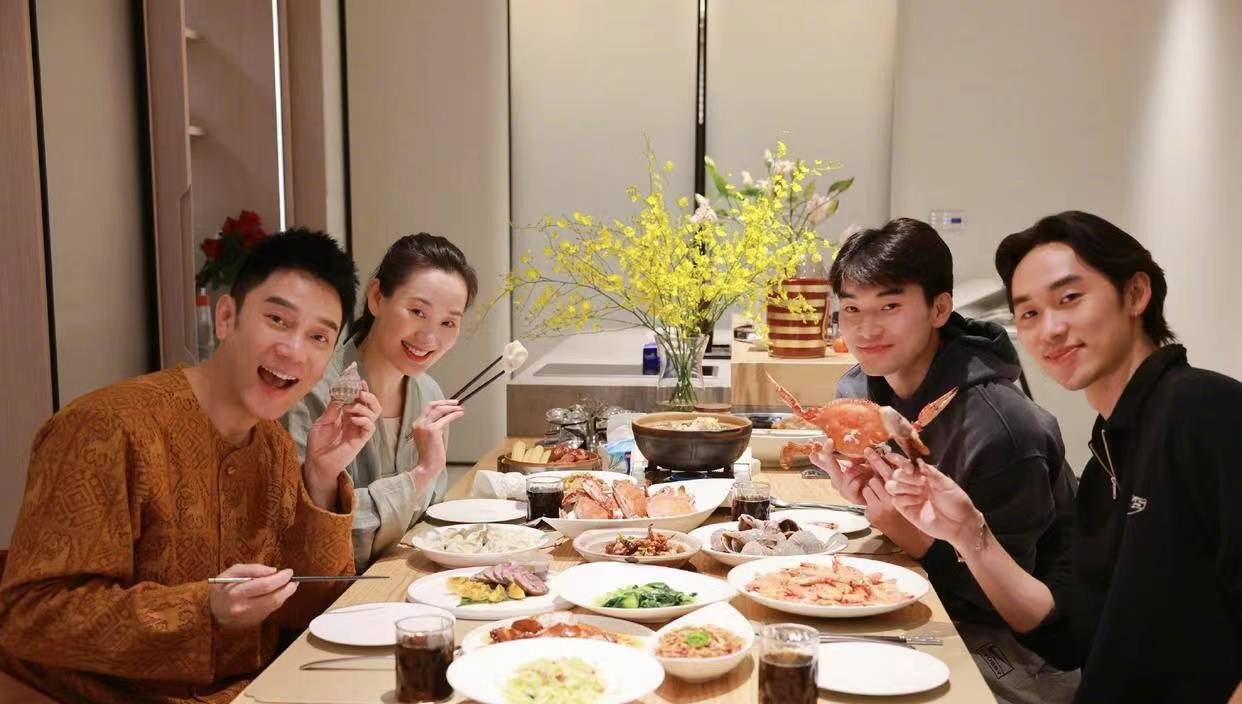 林依轮一家年夜饭上演"抢菜大战",幸福满溢羡煞旁人