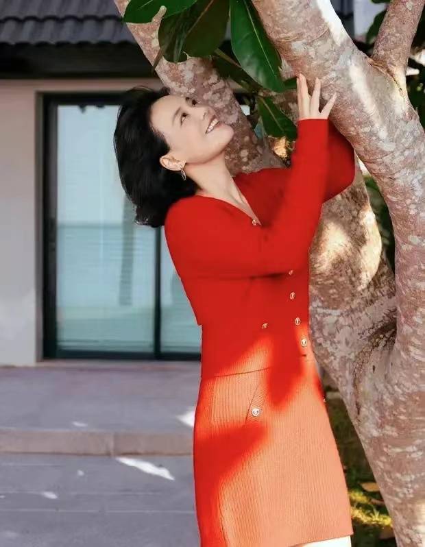 马思纯新春海滩随拍,红衣飘飘如仙子下凡!_照片_气质_生活