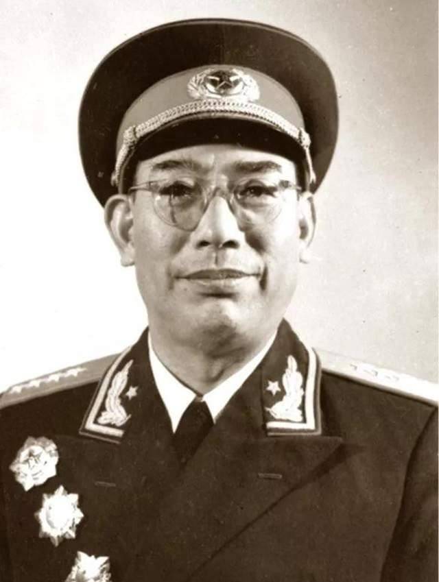 虽然邹靖华自卑自己的容貌,可许光达却耐心劝导.