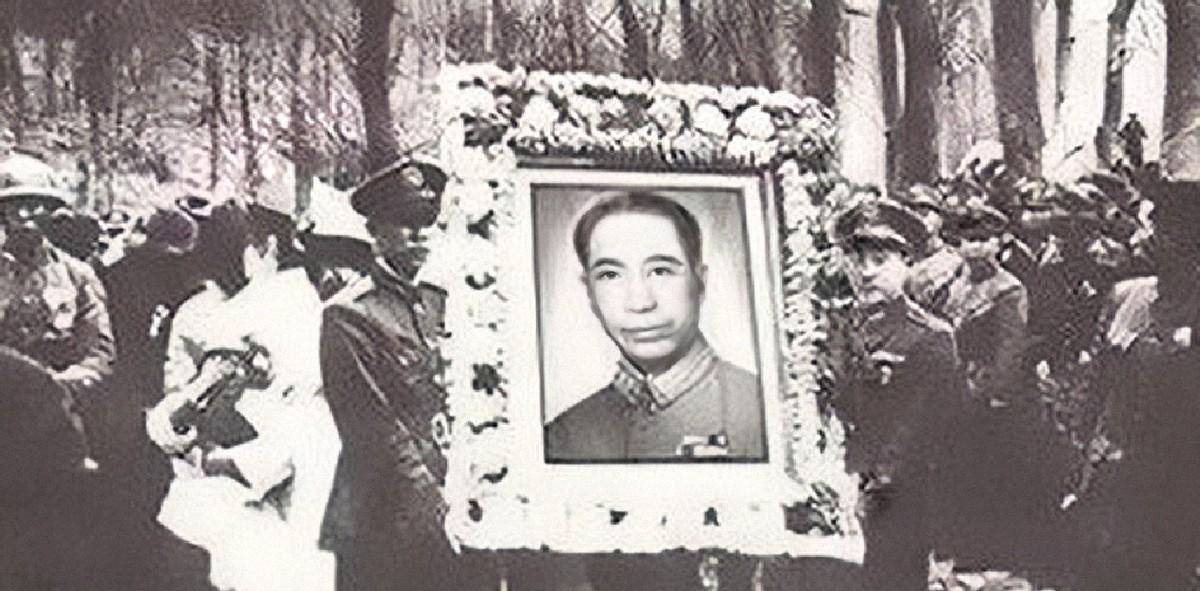 了重要情报,只上交了一些没用的情报,戴笠一眼就发现了张春莲的不对劲