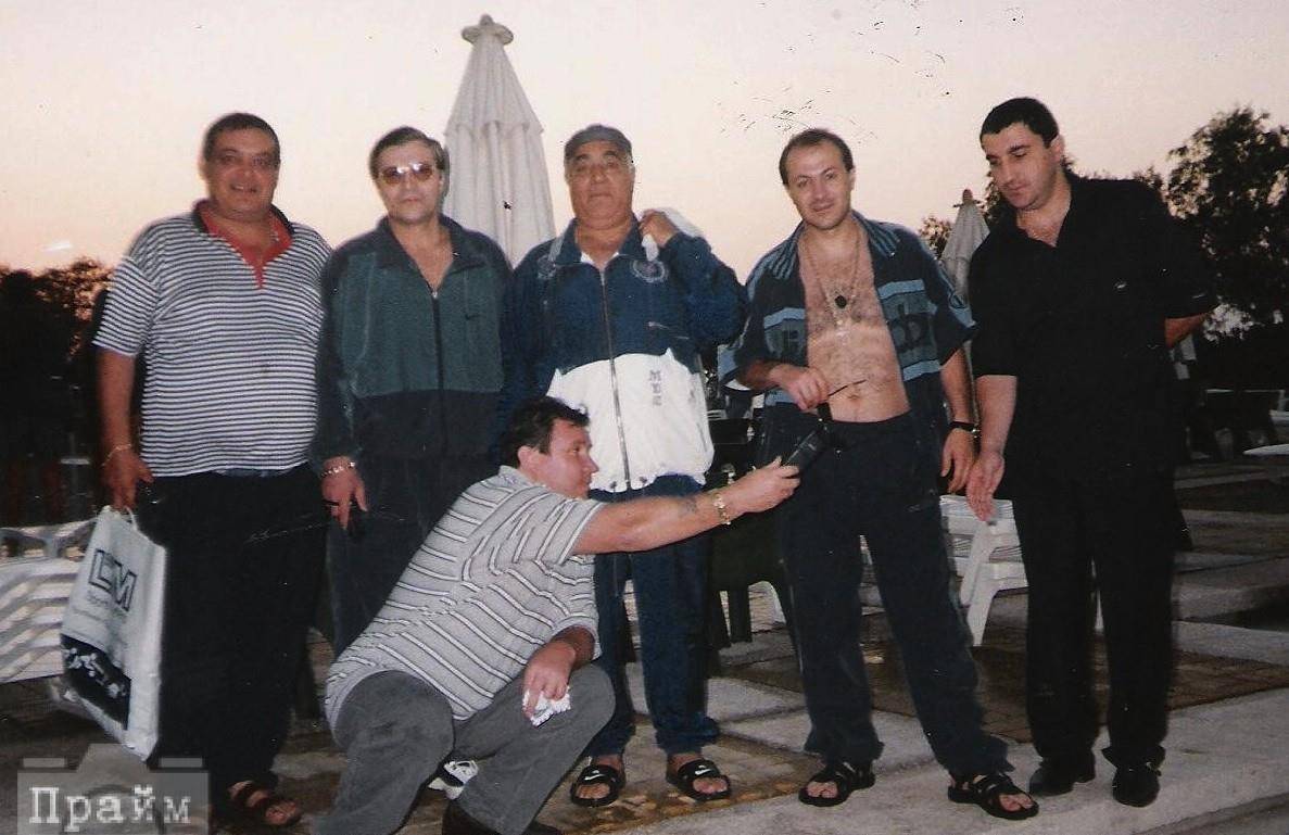 站立正中间为哈桑1994年哈桑又在刑事"当局"康斯坦丁-雅科夫列夫的