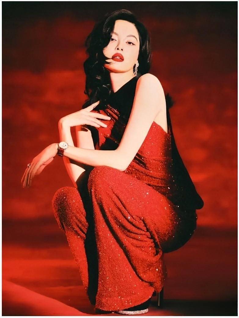 辛芷蕾新年照,一袭红色套装美艳动人,大红唇性感迷人!_魅力_时尚_服装