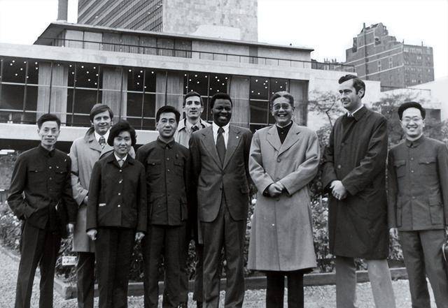 回到香港的乔冠华,经友人介绍进入了《时事晚报》,文笔辛辣犀利的他成