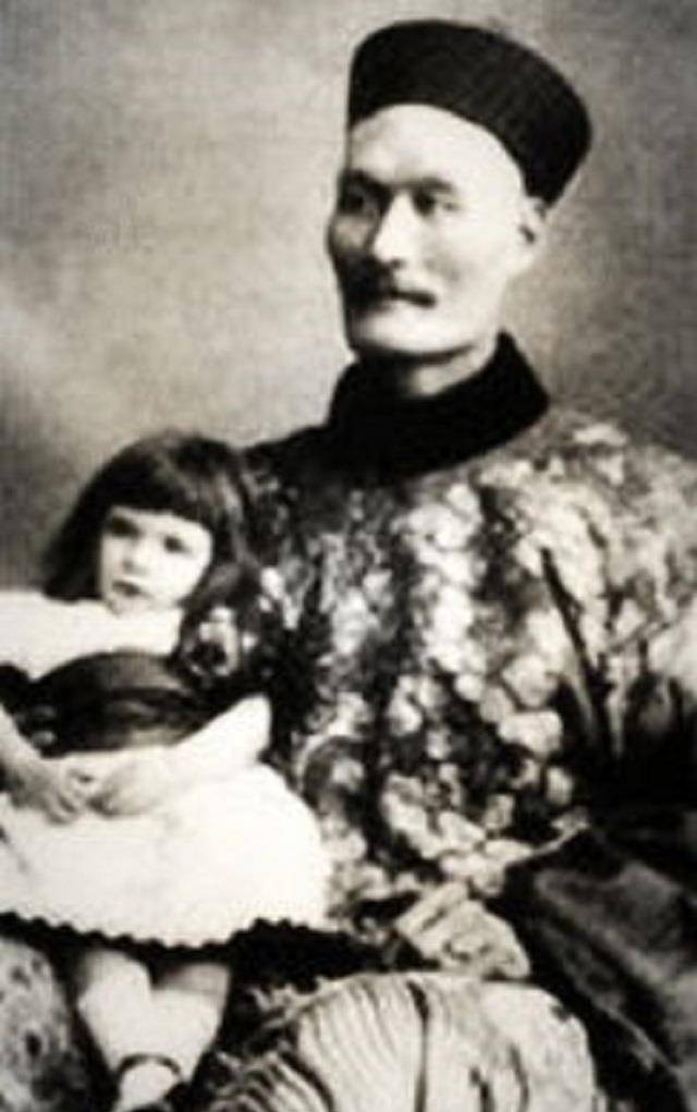 清朝第一巨人詹世钗,身高3.19米娶英国妻子,后来子女?