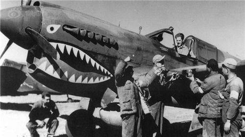 时不时有飞机轰炸,而中国军民只有靠着自己的一腔孤勇,拿起小米加步枪