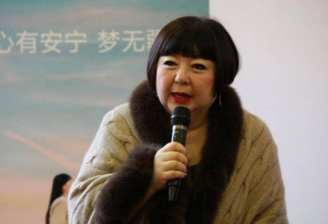 晚年的周信芳回忆起一生,可能觉得做过最厉害事情,就是带着妻子裘丽琳