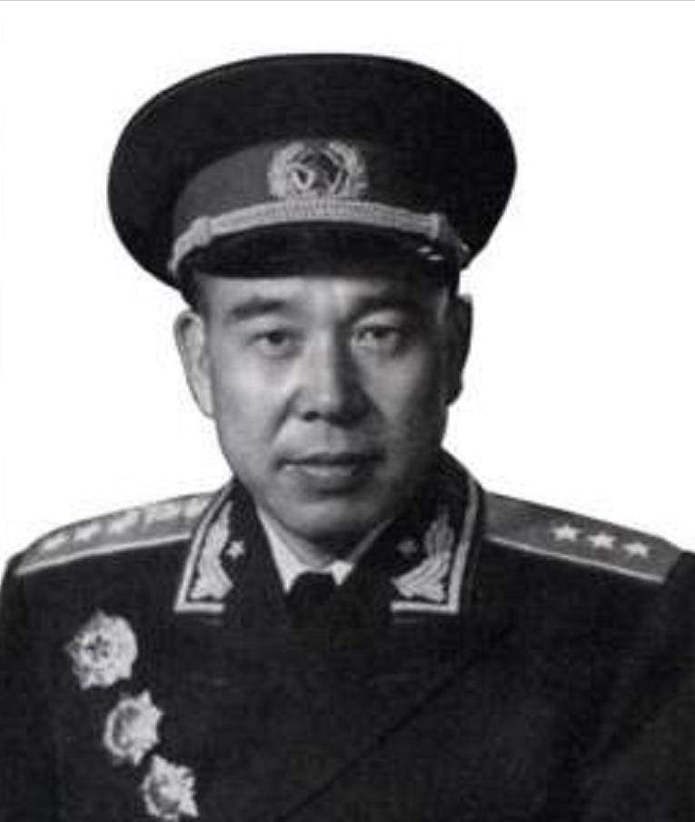 黄永胜:东北战场中,最晚来,升迁最快,上面有两大贵人