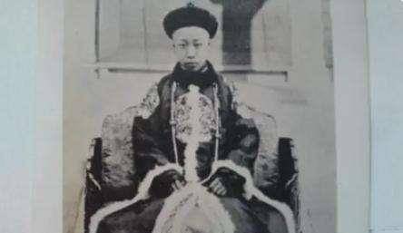 溥仪晚年再游故宫时悄悄对花瓶说了一句话,吓得一旁专家不敢说话_时候