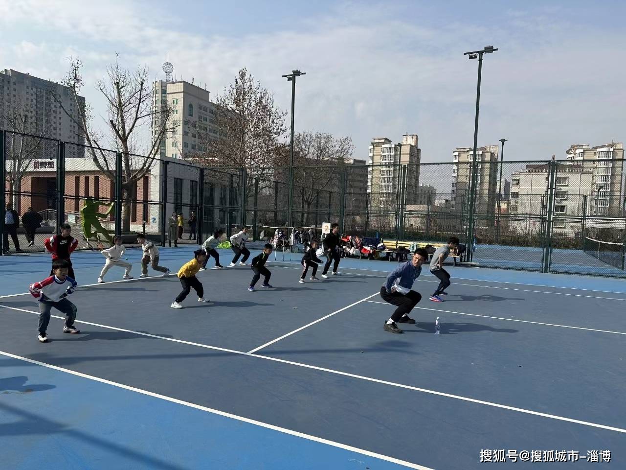 淄川二中:国家级教练助阵网球队春季集训_指导_训练