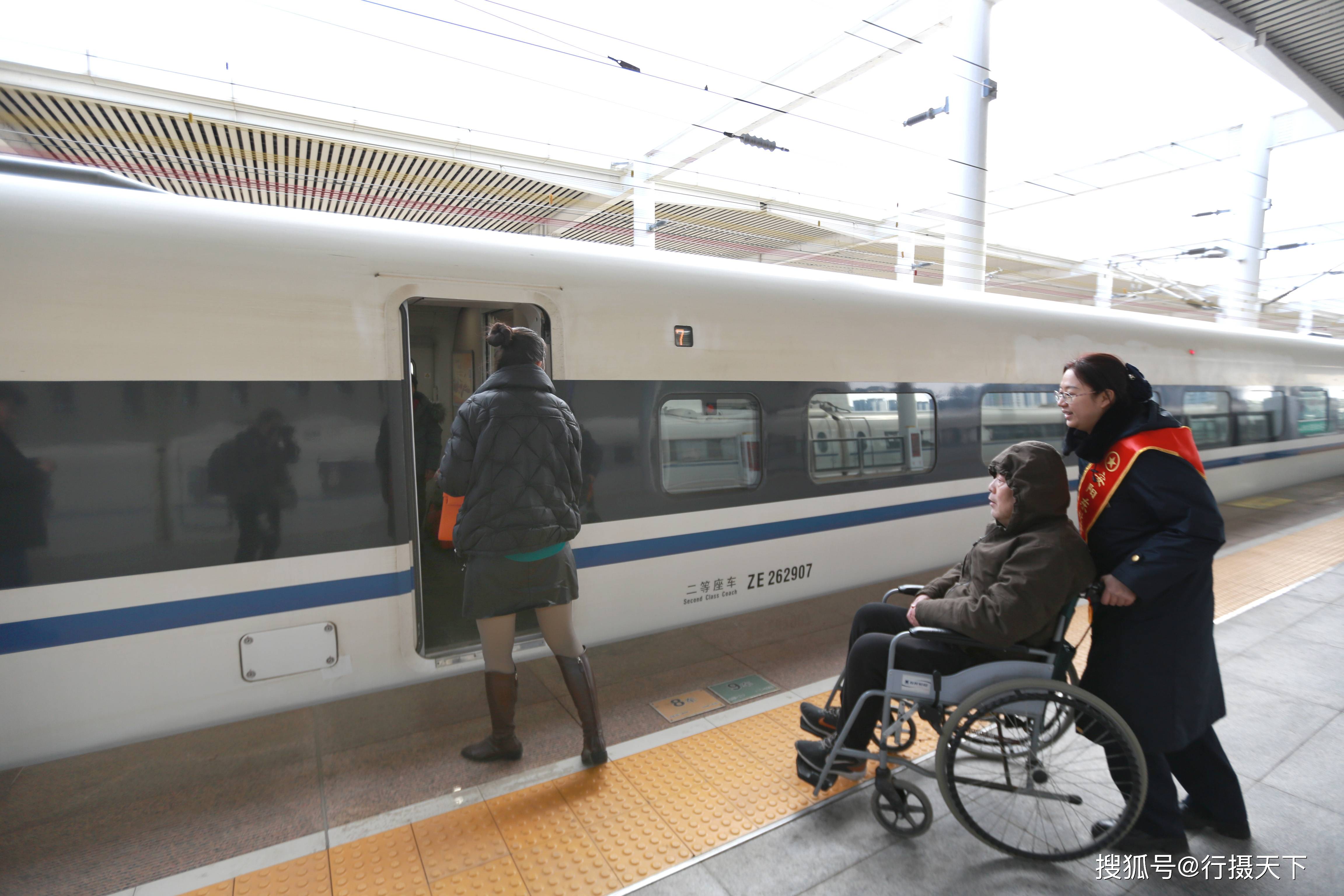 河南安阳:旅客高铁出行出现小高峰_王燕玲_服务_候车厅