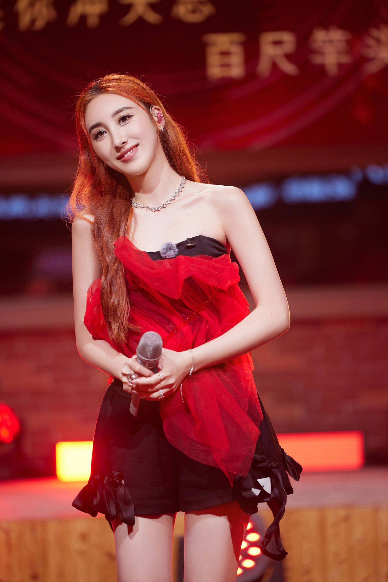 在节目中,许靖韵搭档其他歌手诚意满满演绎多首新年歌曲,美好欢快的