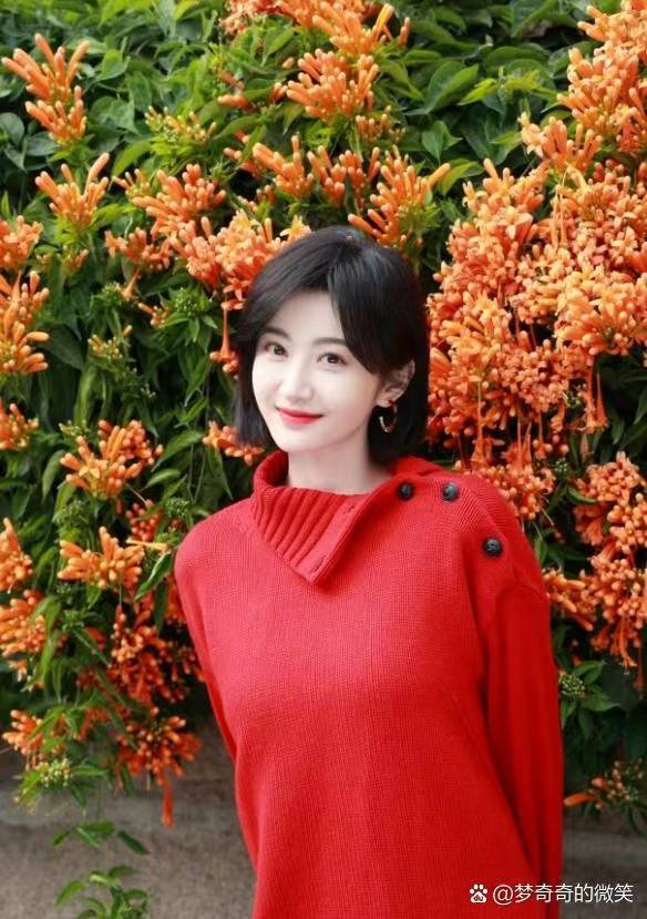 景甜复古红毛衣拜年,掀起时尚界复古风潮新浪潮_潮流_造型_态度