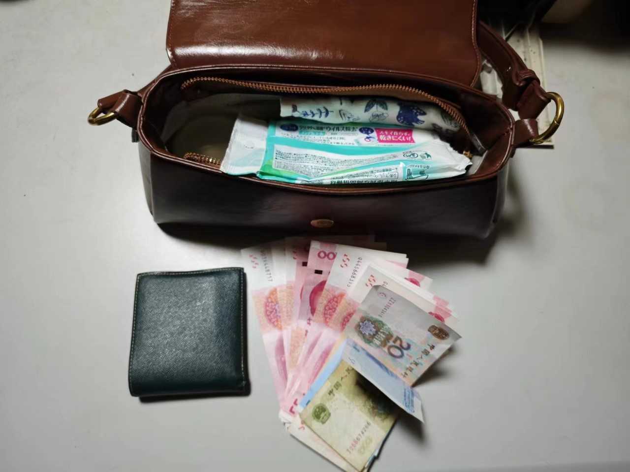 旅客遗失挎包 民警暖心寻回_天津站_物品_一家人