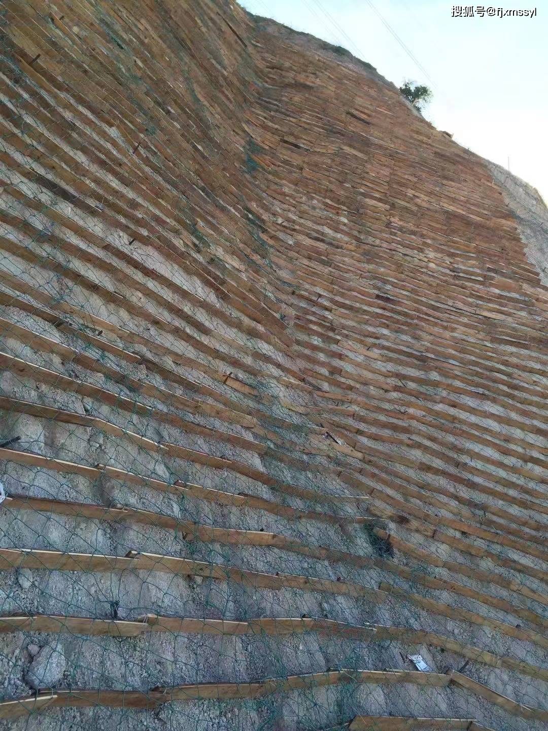 然而,随着城市化进程的加快,裸露的边坡,废弃的矿山等环境问题日益