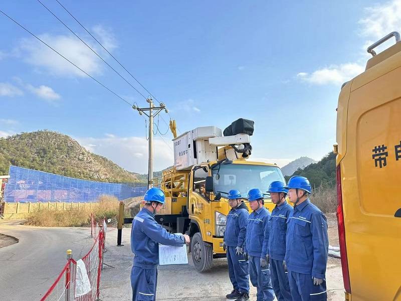 科技有限公司加工车间内,南方电网云南曲靖富源供电局工作人员正在给