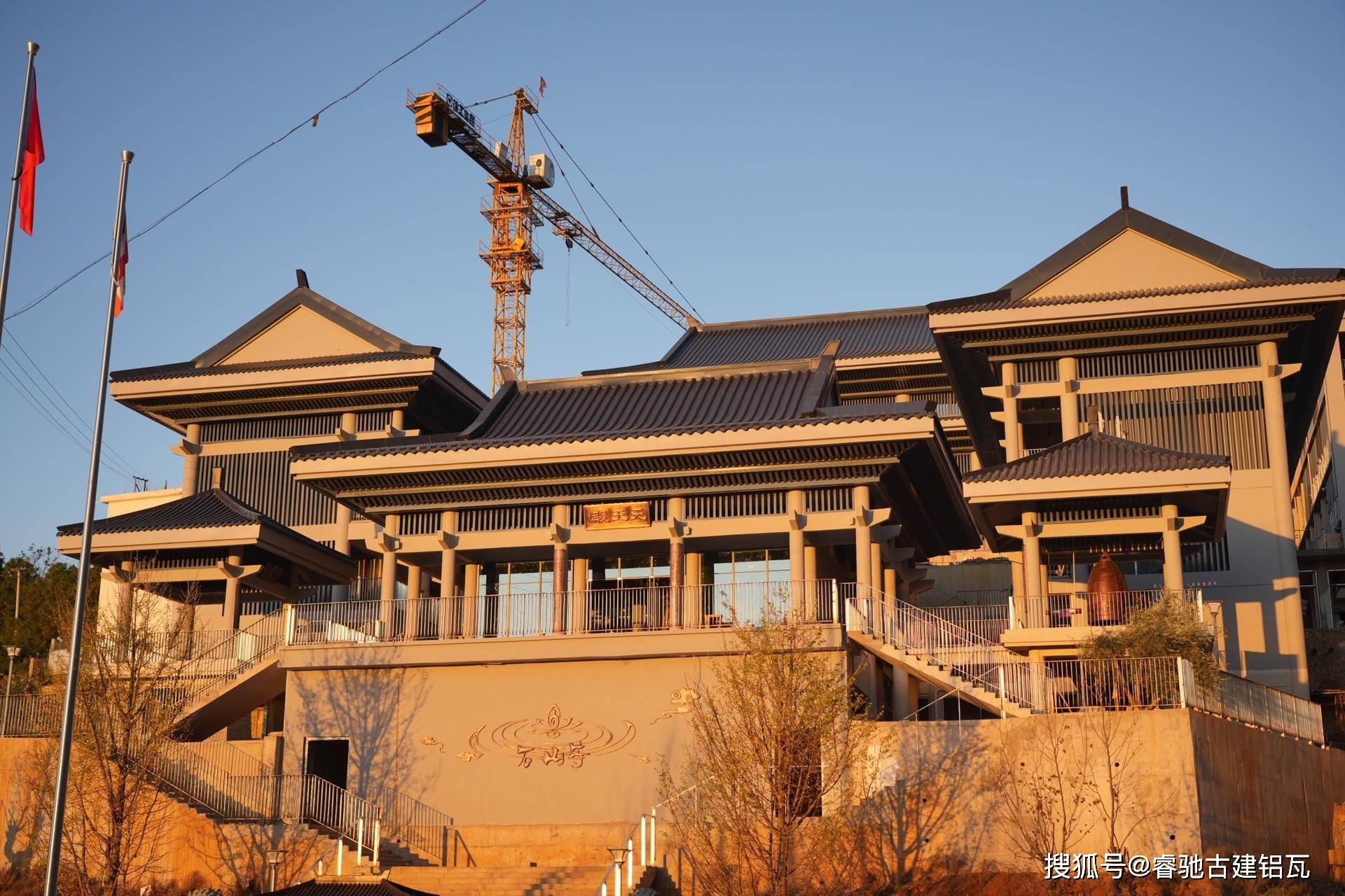 近年来,铝合金仿古瓦在建筑行业中备受青睐,传统美感与现代科技的完美