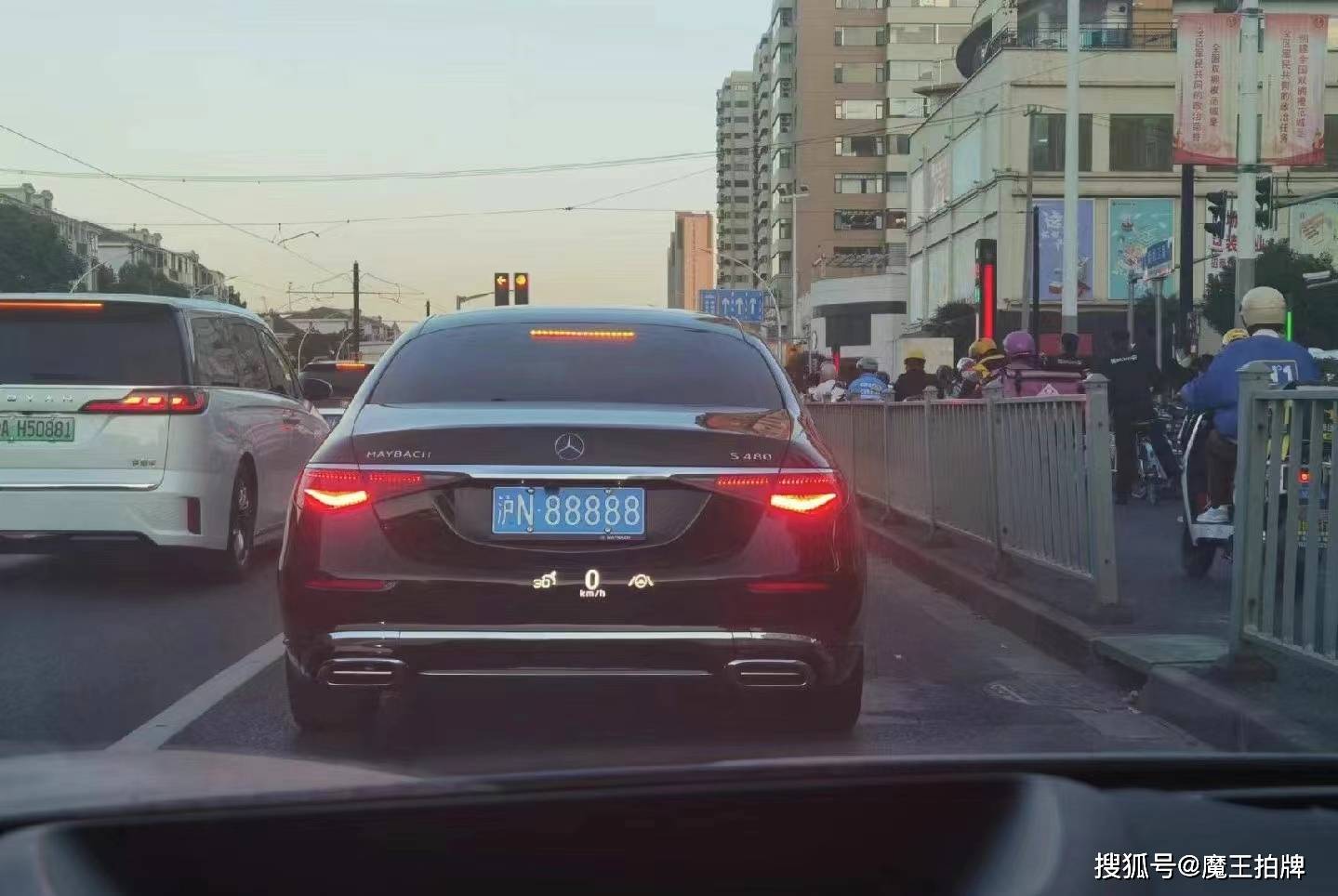 以沪a99999为例,这样的车牌号码在上海市内极为罕见,因为它代表着一辆