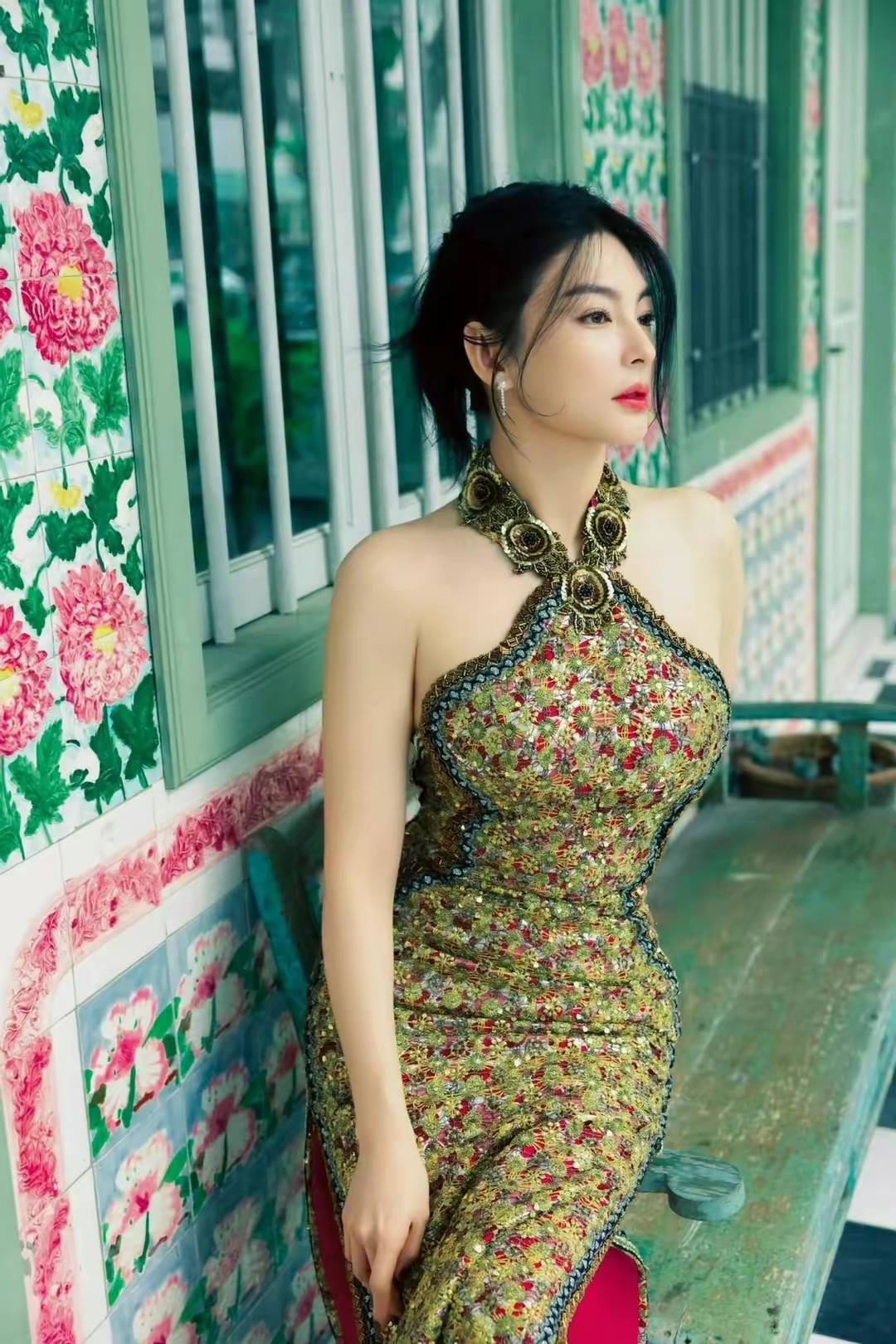 张雨绮身材真敢穿,"花瓶连衣裙"直接穿,小蛮腰太惊艳了_气质_的设计