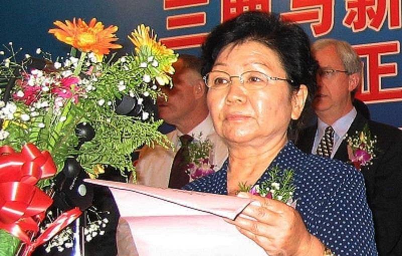 "乳业女皇"——原三鹿董事长田文华的沉浮录_牛奶厂_奶粉_厂里