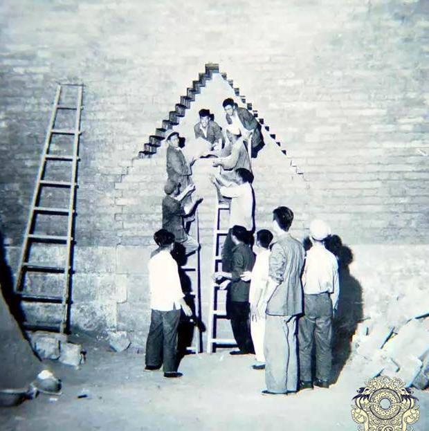 老照片还原定陵发掘全过程:图一是地宫大门,图九正在取出金冠_棺椁
