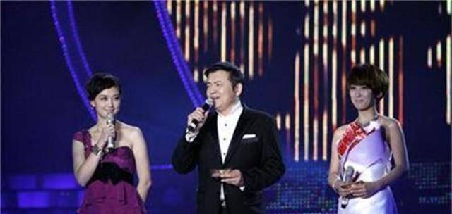 他曾是中国飞行员,退伍后成央视主持人,娇妻相伴生活美满_赵屹鸥_上海