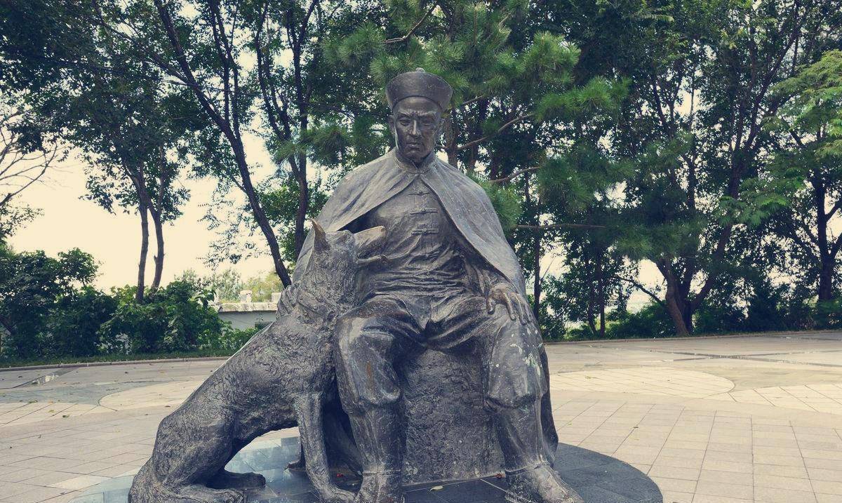 当年黄海大战中致远舰管带(舰长)邓世昌毅然下令驾舰全速撞向日军主力